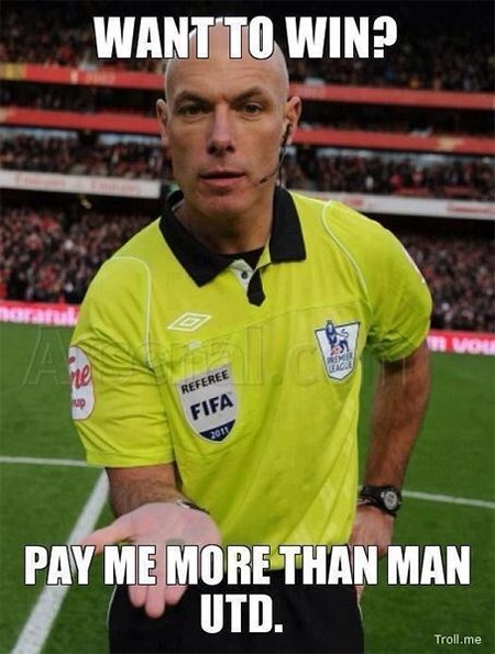 Ảnh châm biếm: MU dựng tượng trọng tài Howard Webb