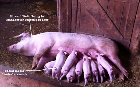 Ảnh châm biếm: MU dựng tượng trọng tài Howard Webb