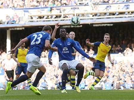 Phút 19, Coleman băng xuống gần cột dọc phải đánh đầu tung lưới Arsenal