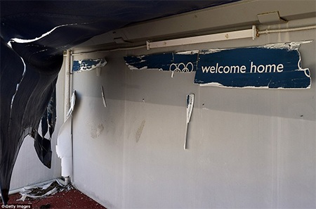 Những tấm biểu ngữ chào mừng Olympic ngày nào đã không được thu dọn mà để cho tự bong tróc