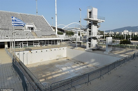 Những tấm biểu ngữ chào mừng Olympic ngày nào đã không được thu dọn mà để cho tự bong tróc