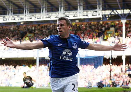 Phút 19, Coleman băng xuống gần cột dọc phải đánh đầu tung lưới Arsenal