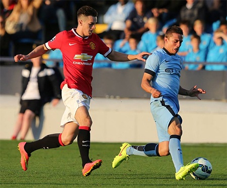 Dàn sao trẻ MU vùi dập “hàng xóm” để giành cúp - 5 Andreas Pereira của MU trong nỗ lực ngăn cản tiền vệ Pablo Maffeo bên phía Man City