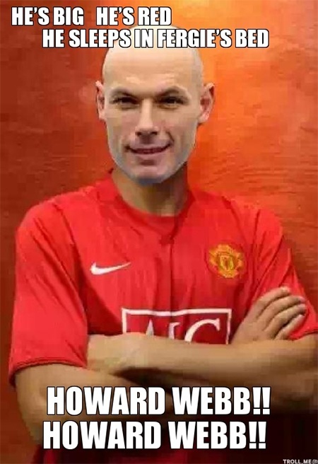 Webb luôn mặc áo của MU mỗi khi bước ra sân. Đó là điều khiến nhiều đội bóng điên đầu