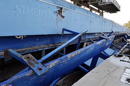 Những tấm biểu ngữ chào mừng Olympic ngày nào đã không được thu dọn mà để cho tự bong tróc