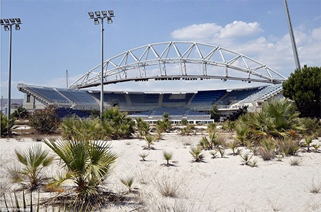 Những tấm biểu ngữ chào mừng Olympic ngày nào đã không được thu dọn mà để cho tự bong tróc