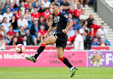 Giggs mới giải nghệ sau mùa giải vừa qua. Anh hiện đang làm trợ lý cho Van Gaal