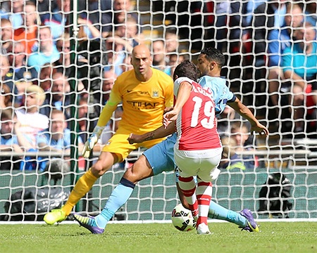 Phút 22, Cazorla khéo léo xử lý ở đầu vòng cấm địa rồi dứt điểm chéo góc vào lưới