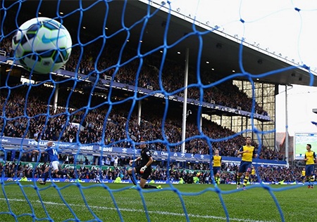 Phút 19, Coleman băng xuống gần cột dọc phải đánh đầu tung lưới Arsenal