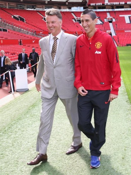 Van Gaal và cậu học trò cưng dạo bước vào phòng họp báo