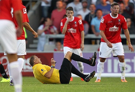 Trọng tài Mark Hansey điều khiển trận đấu phì cười sau tình huống ông bị đo đất