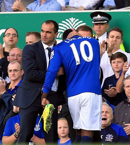 Phút 19, Coleman băng xuống gần cột dọc phải đánh đầu tung lưới Arsenal