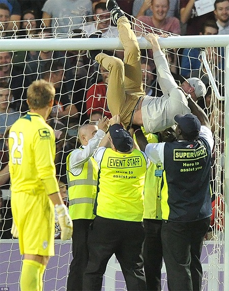 12 nghìn cổ động viên tới theo dõi trận đấu và có cả những người quá khích lao hẳn xuống sân