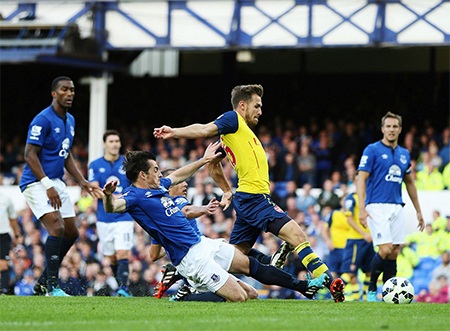 Phút 19, Coleman băng xuống gần cột dọc phải đánh đầu tung lưới Arsenal