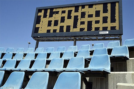 Bảng tỉ số trên sân hockey trơ trọi với thời gian