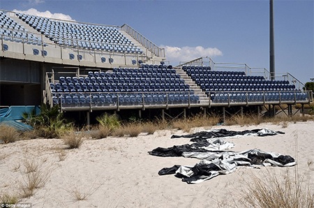 Cận cảnh sân bóng chuyền bãi biển đã bị bỏ hoang