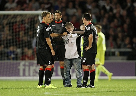 Một cổ động viên đến Giggs xin chữ ký và may mắn được đáp ứng ngay