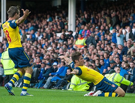 Phút 19, Coleman băng xuống gần cột dọc phải đánh đầu tung lưới Arsenal