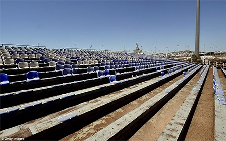 Cận cảnh sân bóng chuyền bãi biển đã bị bỏ hoang