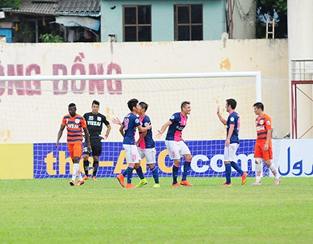 Hàng thủ mắc sai lầm, Ninh Bình thua đậm trên sân nhà - 2 Niềm vui của các cầu thủ Kitchee sau khi làm thủng lưới Ninh Bình