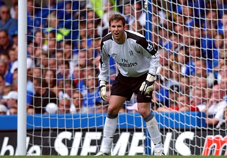 Petr Cech đã đến lúc phải rời Chelsea - 1 Cech trong trận đầu tiên khoác áo Chelsea năm 2004