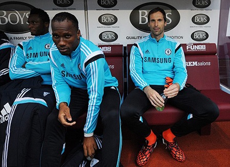 Petr Cech đã đến lúc phải rời Chelsea - 2 Cech lần đầu ngồi ghế dự bị tại Chelsea vì không cạnh tranh được vị trí