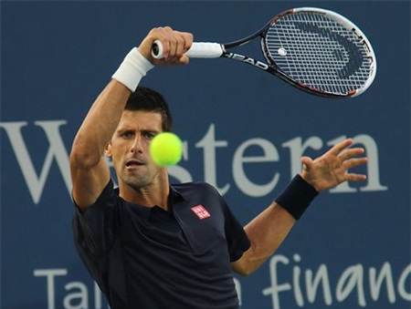 Djokovic khởi đầu khó khăn, Tsonga thua sốc - 1 Djokovic tiếp tục trải qua một trận đấu 3 set