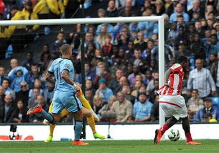 Stoke City kéo sập "thánh địa" Etihad - 2 Diouf làm Etihad chết lặng