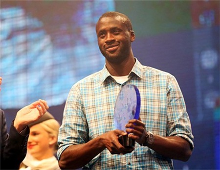 Hôm qua, Toure nhận danh hiệu Cầu thủ xuất sắc nhất Man City mùa trước