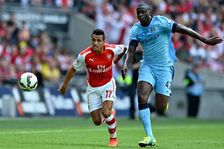 Toure đeo băng đội trưởng của Man City trong trận đấu với Arsenal