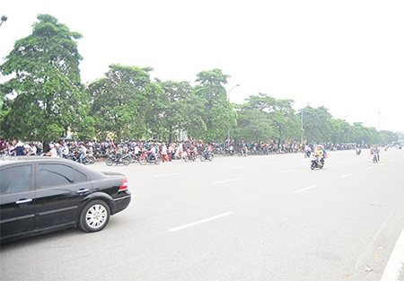 Dòng người đông đúc xếp hàng trước cổng VFF