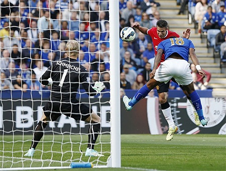 Phút 13, Falcao qua người tốt bên cánh trái....