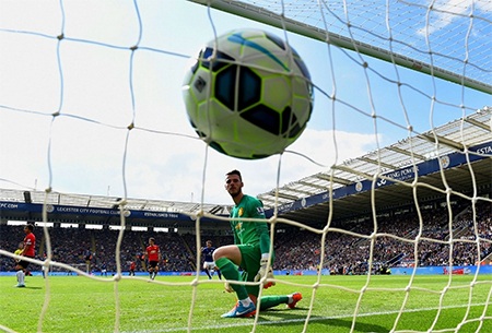 Hàng thủ của MU chơi như mơ ngủ và để Ulloa đánh đầu rút ngắn tỉ số xuống 1-2 ở phút 17