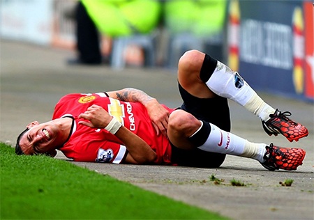 Di Maria bị đau sau một pha chơi xấu của đối phương khiến anh bị ngã ra bên ngoài sân