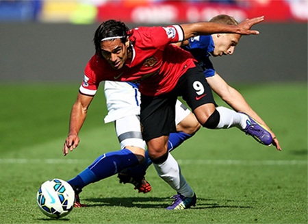 Phút 13, Falcao qua người tốt bên cánh trái....