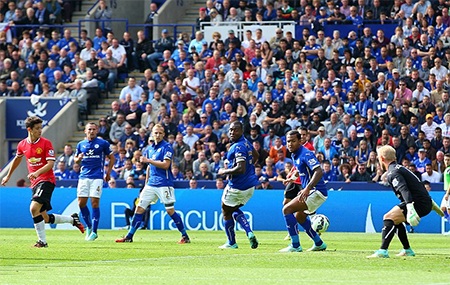 Phút 57, Herrera giật gót sau cú sút của Di Maria nâng tỉ số lên 3-1