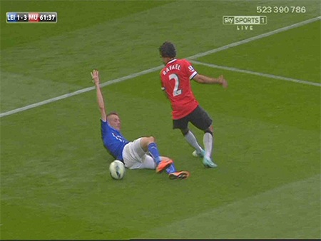 Khi trọng tài ngoảnh mặt với MU - 2 Clattenburg bị Vardy lừa hay cố tình để bị lừa?