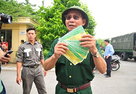 Niềm hạnh phúc của một người hâm mộ với những tấm vé trên tay