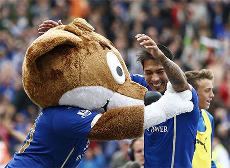 Ulloa dễ dàng hạ gục De Gea để nâng tỉ số lên 5-3