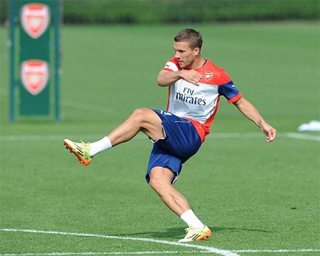 Podolski miệt mài trên sân tập