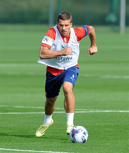 Tiền vệ người CH Séc cười vui vẻ trên sân tập