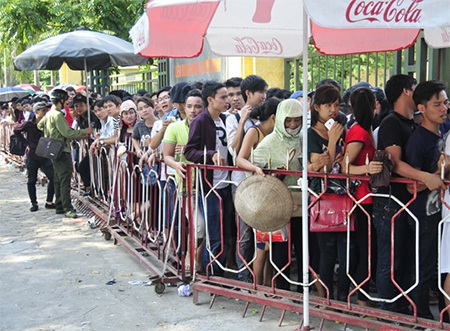 Cháy vé trận bán kết U19 Việt Nam - U19 Myanmar - 1 Dòng người chen chúc mua vé xem U19 Việt Nam thi đấu