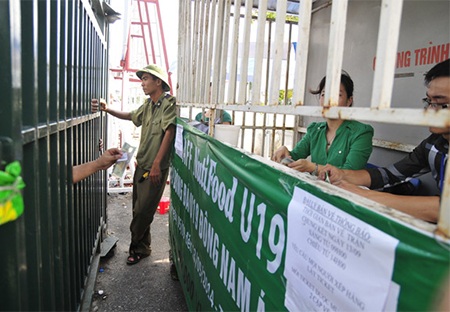 Cháy vé trận bán kết U19 Việt Nam - U19 Myanmar - 2 Quang cảnh quầy bá vé U19 thi đấu