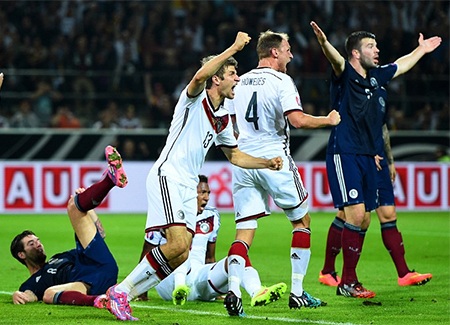 Muller có một cú đúp vào lưới Scotland