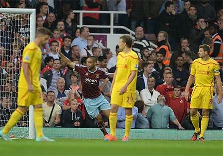 Liverpool thua trận thứ ba sau vòng 5 - 2 Sự thất vọng của các cầu thủ Liverpool (áo vàng) khi bị thủng lưới