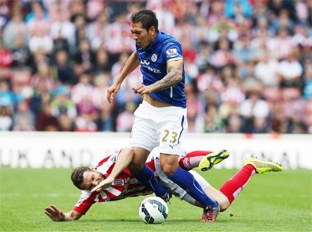 Leicester City - MU: Sự trở lại của “Quỷ đỏ” - 2 Ulloa (áoĠxanh) đang thi đấu ấn tượng trong màu áo Leicester