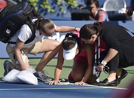 Serena Williams đại chiến cùng Wozniacki tranh cúp vô địch - 2 Tay vợt người Trung Quốc đã nhận được lời khuyên của bác sĩ không nên tiếp tục thi đấu