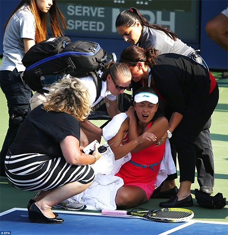 Serena Williams đại chiến cùng Wozniacki tranh cúp vô địch - 1 Peng Shuai đã gặp chấn thương nặng trong trận bán kết