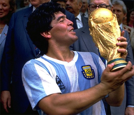 Pelle, Maradona… làm gì sau khi giải nghệ? - 2 Nhắc đến Maradona được coi là một con người vĩ đại, một vị anh hùng của cả dân tộc Argentina.