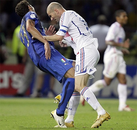 Pelle, Maradona… làm gì sau khi giải nghệ? - 3 Nhắc đến Maradona được coi là một con người vĩ đại, một vị anh hùng của cả dân tộc Argentina.